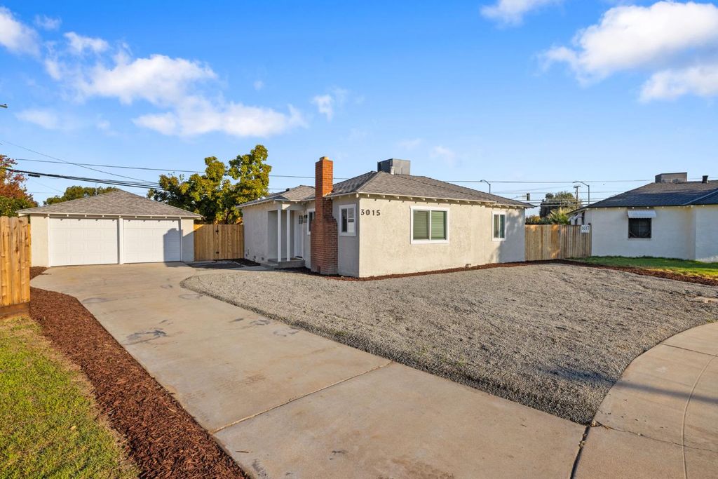 Image 32 of property listing at 3015 E Simpson Avenue, Fresno, CA 93703