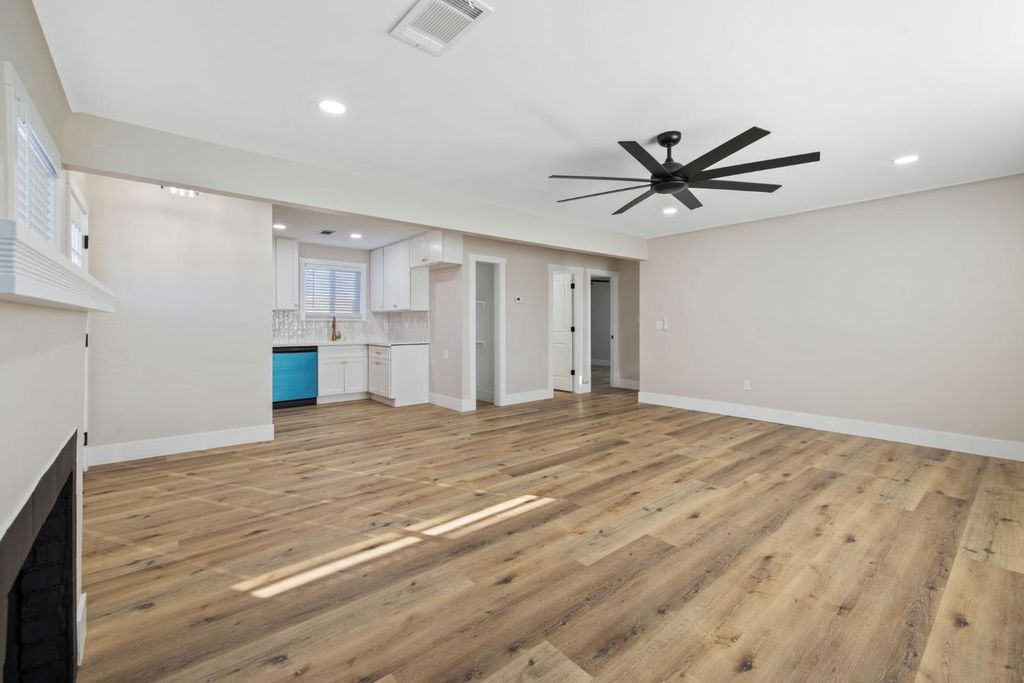 Image 6 of property listing at 3015 E Simpson Avenue, Fresno, CA 93703