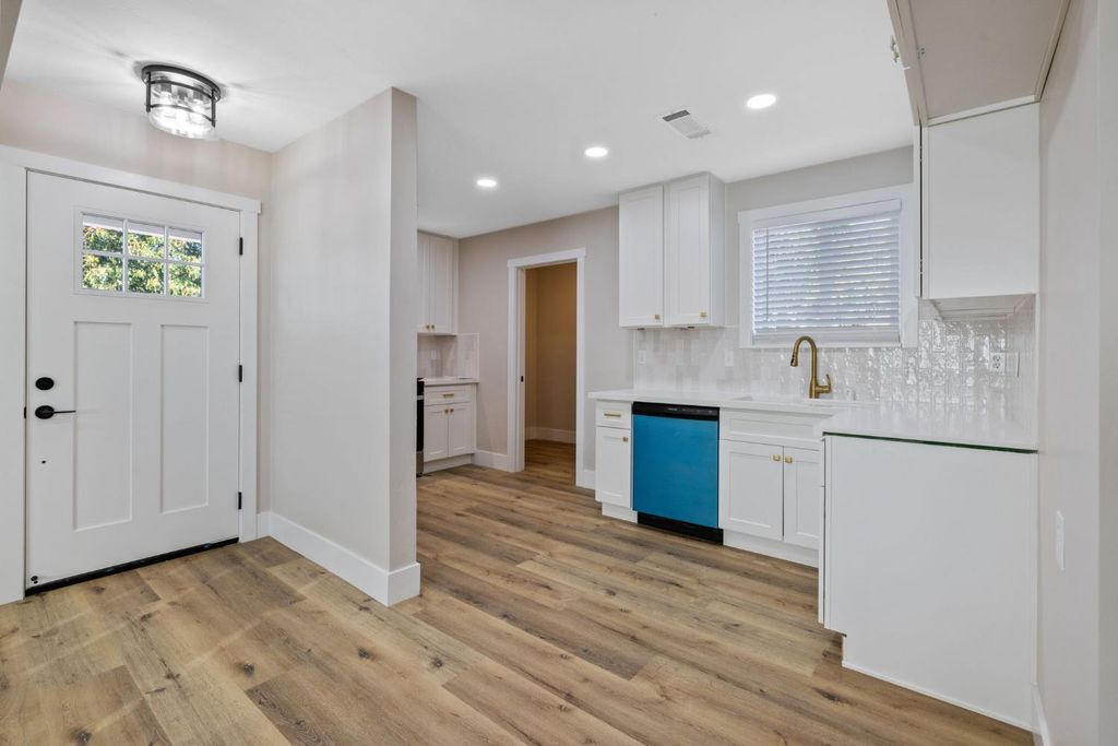 Image 7 of property listing at 3015 E Simpson Avenue, Fresno, CA 93703