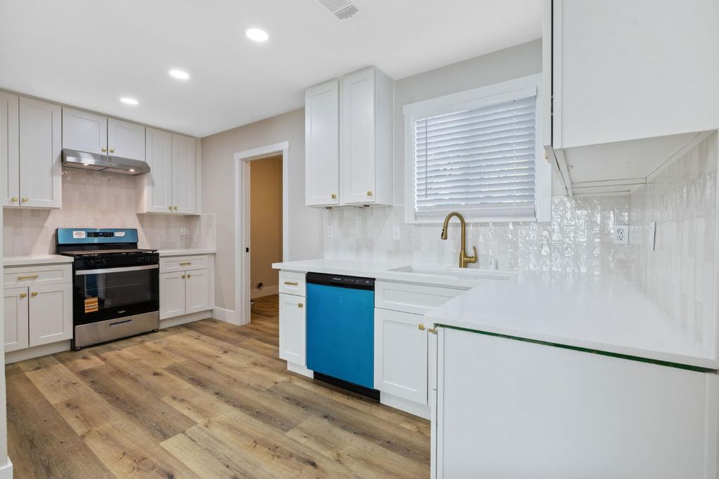 Image 8 of property listing at 3015 E Simpson Avenue, Fresno, CA 93703