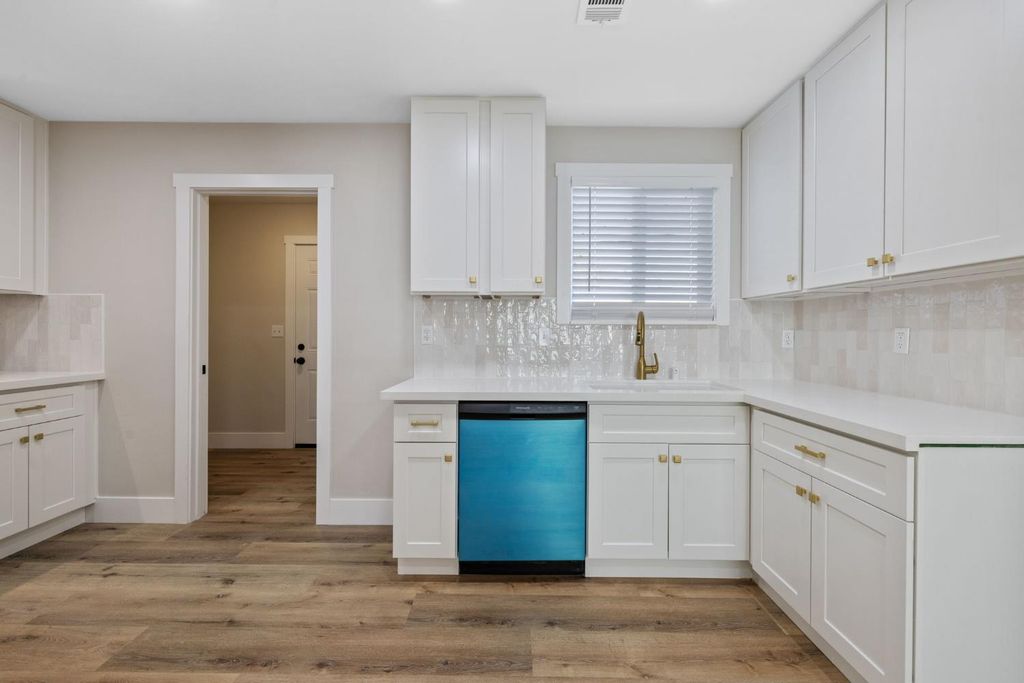 Image 9 of property listing at 3015 E Simpson Avenue, Fresno, CA 93703