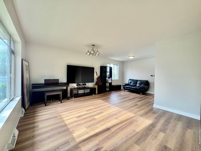2540 W Jerome Street D, Chicago, IL 60645