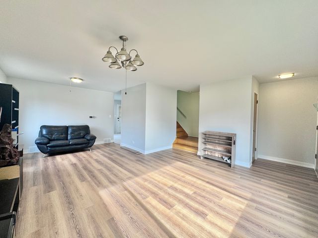 2540 W Jerome Street D, Chicago, IL 60645