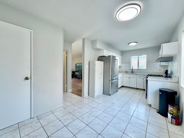 2540 W Jerome Street D, Chicago, IL 60645