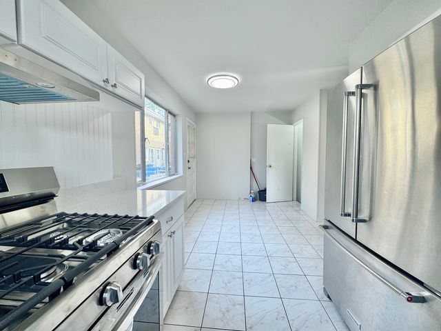 2540 W Jerome Street D, Chicago, IL 60645