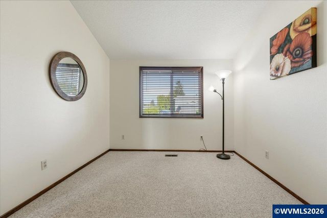 4094 5th St, Hubbard, OR 97032