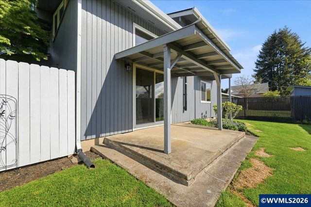 4094 5th St, Hubbard, OR 97032