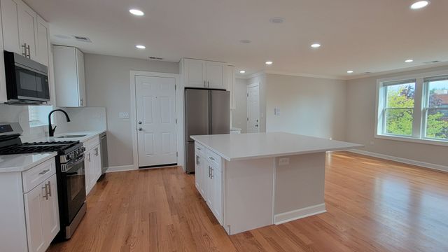 2840 W Arthur Street 2W, Chicago, IL 60645
