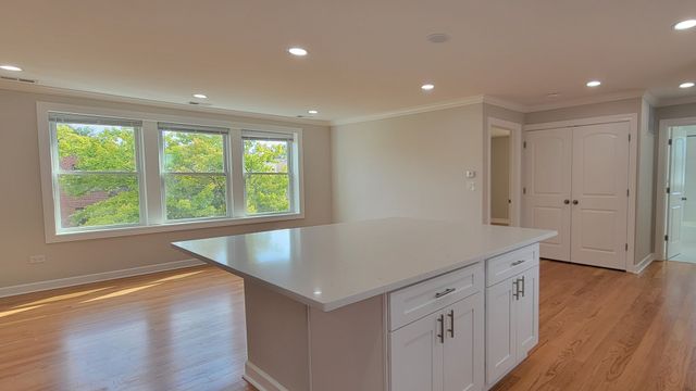 2840 W Arthur Street 2W, Chicago, IL 60645