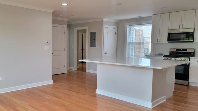2840 W Arthur Street 2W, Chicago, IL 60645
