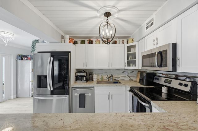 807 W Ocean Ave, Lantana, FL 33462