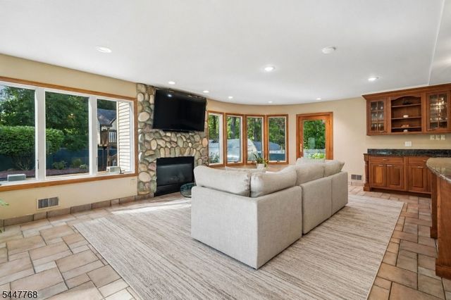 328 Hillside Ave, Livingston Twp., NJ 07039