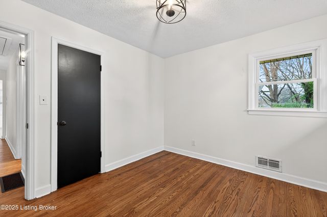 7919 Daffodil Dr, Louisville, KY 40258