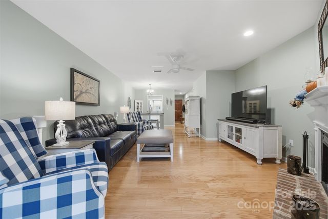 885 21st Avenue NE, Hickory, NC 28601