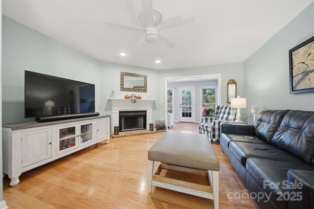 885 21st Avenue NE, Hickory, NC 28601