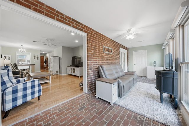 885 21st Avenue NE, Hickory, NC 28601