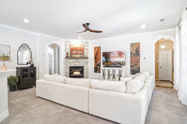 6908 Winthorp Drive, Arlington, TX 76001