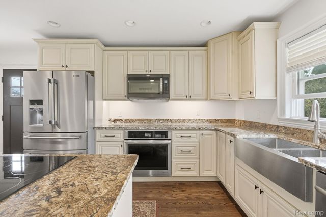 37752 Huron Pointe Drive, Harrison Charter Township, MI 48045