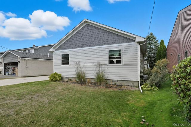 37752 Huron Pointe Drive, Harrison Charter Township, MI 48045
