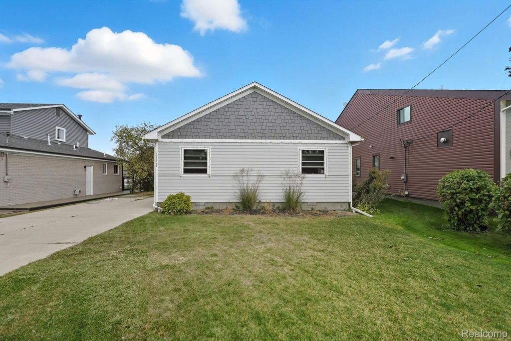 37752 Huron Pointe Drive, Harrison Charter Township, MI 48045