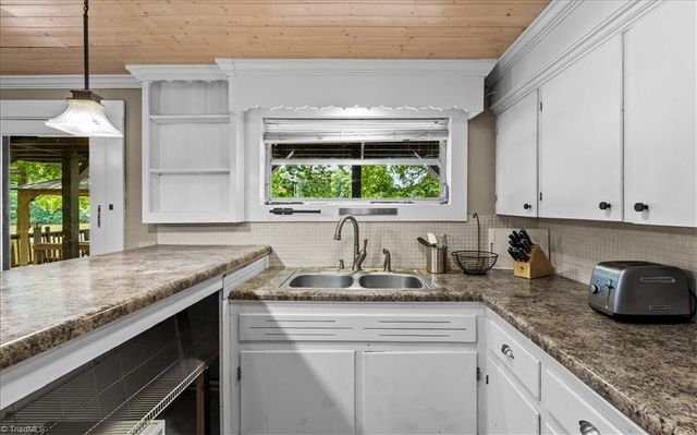 718 Lake Drive 9, Lexington, NC 27292