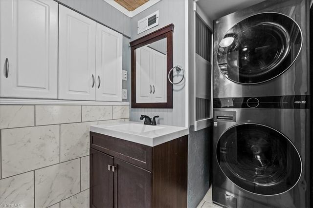 718 Lake Drive 9, Lexington, NC 27292