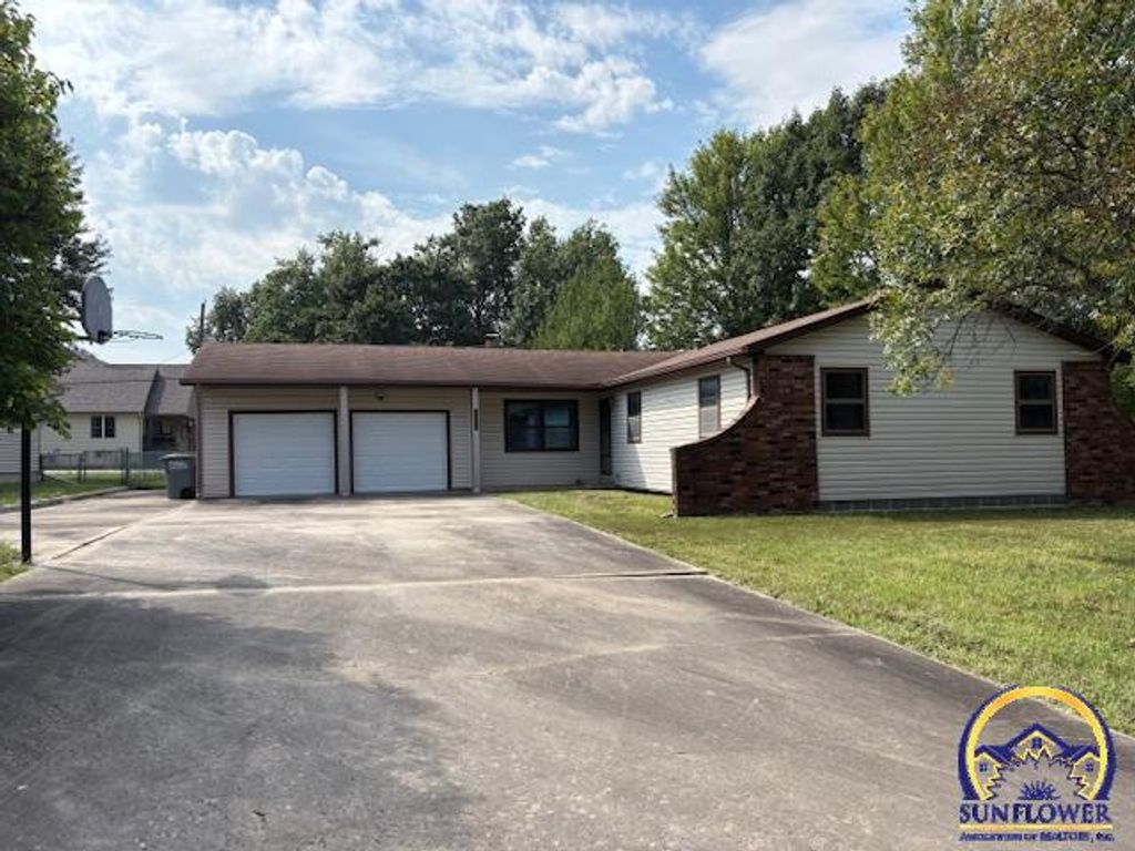 2043 Schaeffer Way, Emporia, KS 66801