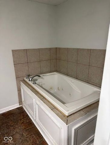 52 Fountain Lake Drive, Greenfield, IN 46140