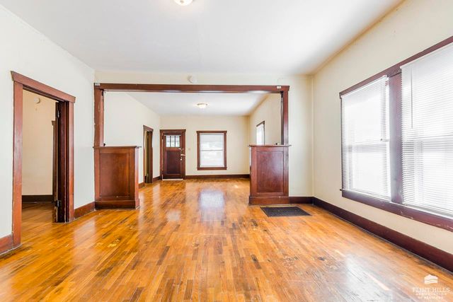 725 Bluemont Avenue, Manhattan, KS 66502