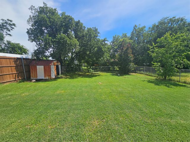 511 W Lake Street, Krum, TX 76249