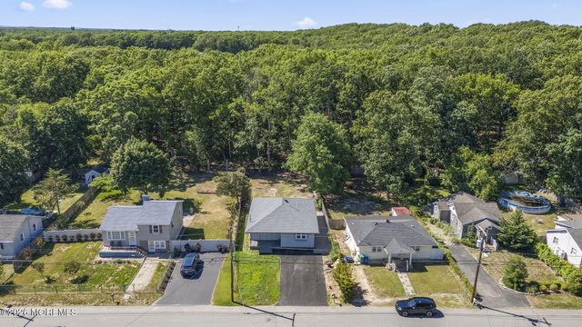28 Pearl Drive, Howell, NJ 07731