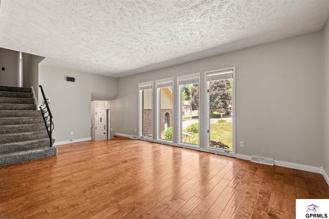 10929 Taylor Street, Omaha, NE 68164