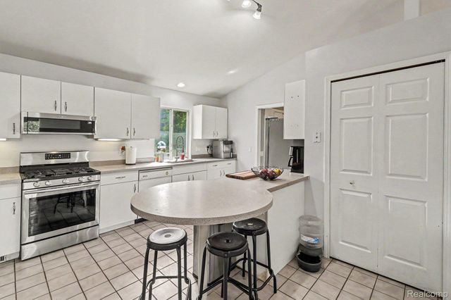 2830 Bayberry Drive, Waterford Charter Township, MI 48329