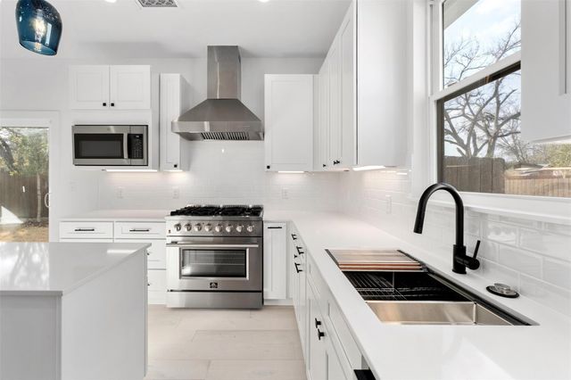 1500 Sylvan Glade 2A, Austin, TX 78745