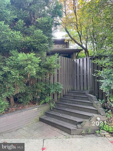 2021 LAKEBREEZE WAY, Reston, VA 20191