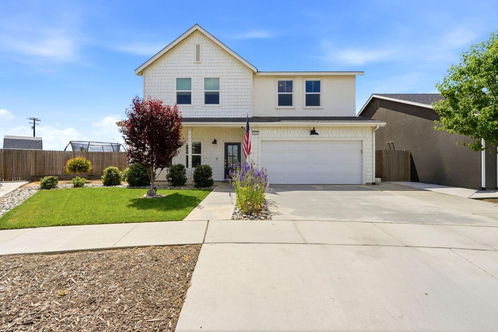 Image 1 of property listing at 2429 W Claridge Way, Hanford, CA 93230