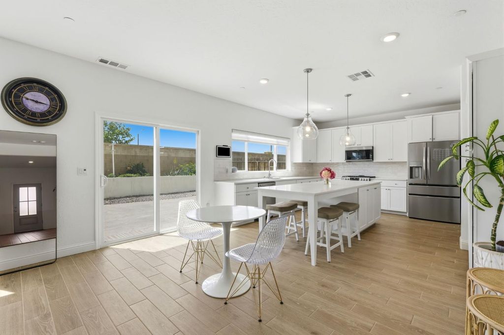 Image 12 of property listing at 2429 W Claridge Way, Hanford, CA 93230