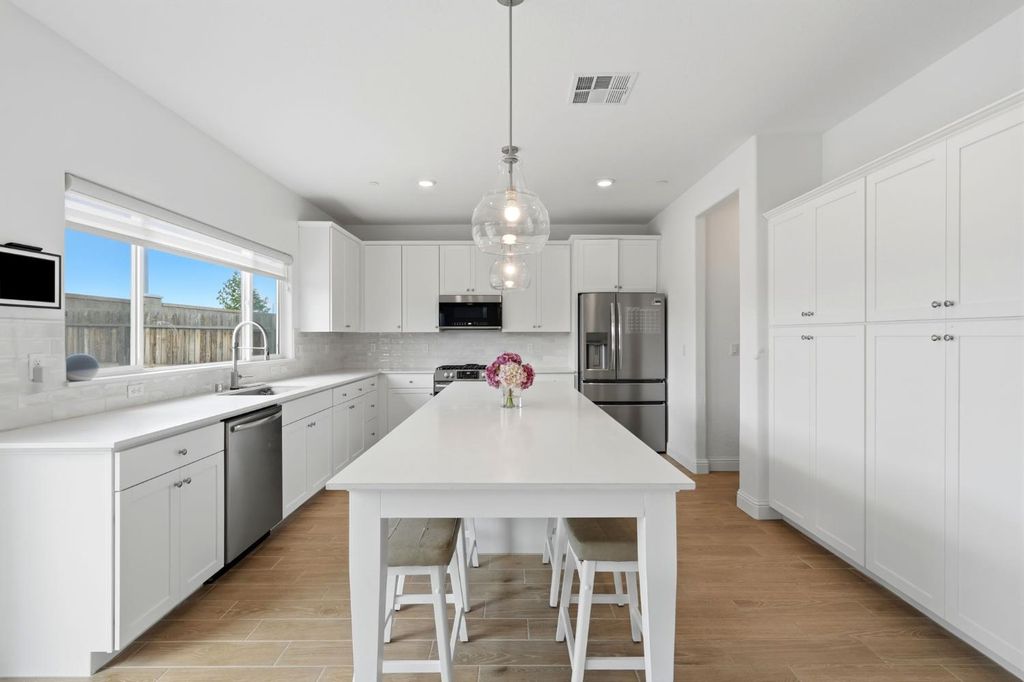 Image 13 of property listing at 2429 W Claridge Way, Hanford, CA 93230