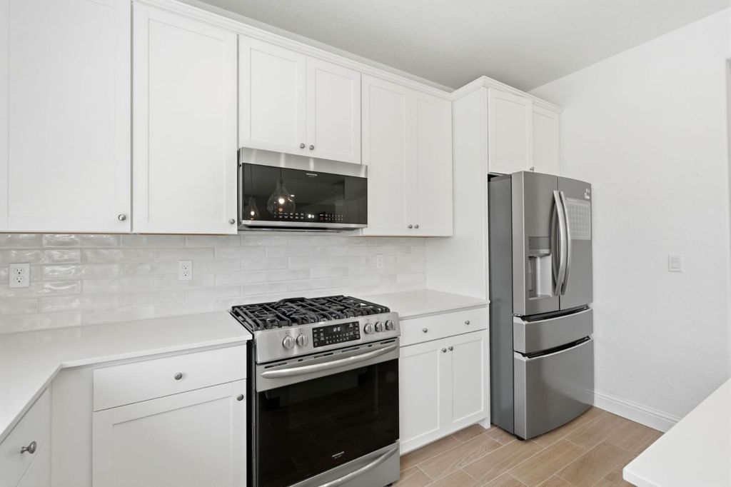Image 14 of property listing at 2429 W Claridge Way, Hanford, CA 93230