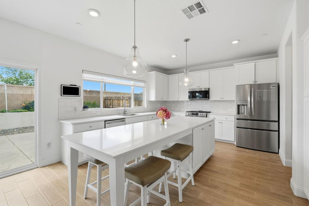 Image 15 of property listing at 2429 W Claridge Way, Hanford, CA 93230