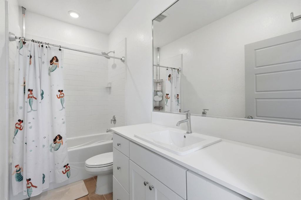 Image 19 of property listing at 2429 W Claridge Way, Hanford, CA 93230