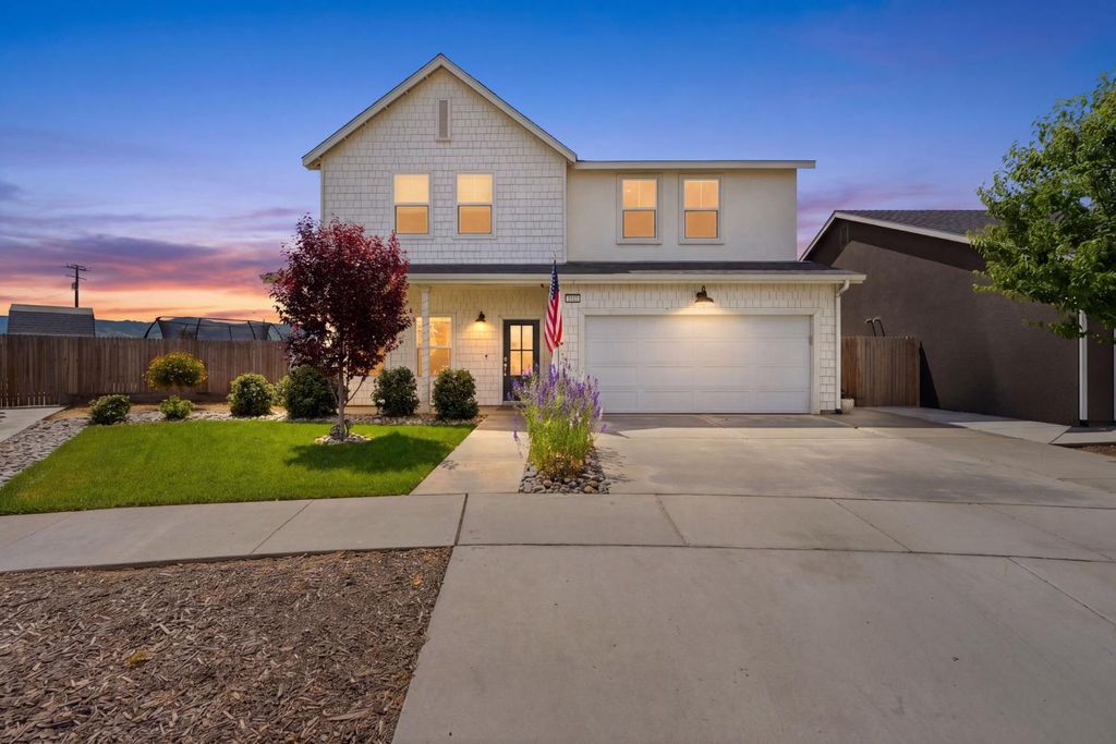 Image 2 of property listing at 2429 W Claridge Way, Hanford, CA 93230