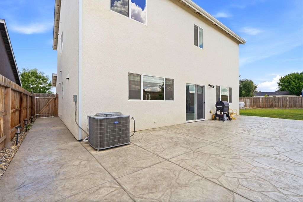 Image 32 of property listing at 2429 W Claridge Way, Hanford, CA 93230