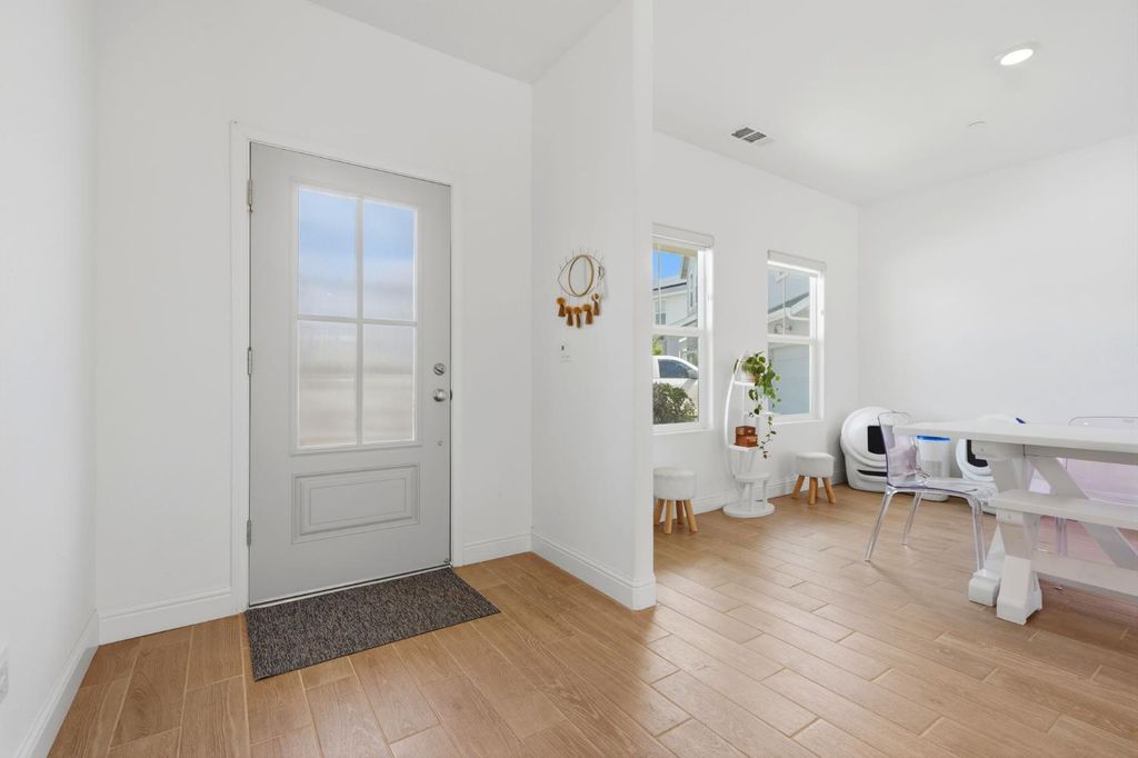 Image 4 of property listing at 2429 W Claridge Way, Hanford, CA 93230