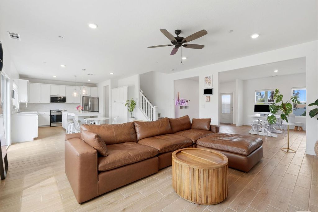 Image 7 of property listing at 2429 W Claridge Way, Hanford, CA 93230