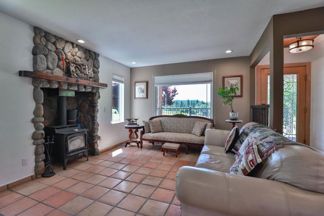 3081-3079 Little Spur, Somerset, CA 95684