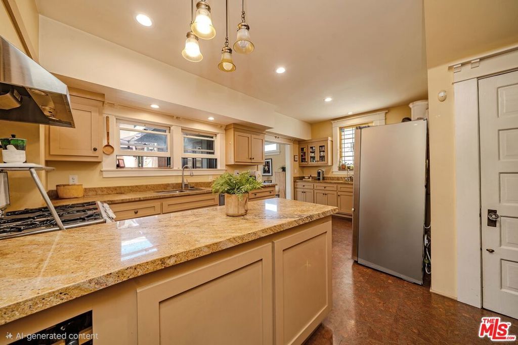 Image 10 of property listing at 163 S Kingsley Drive, Los Angeles, CA 90004