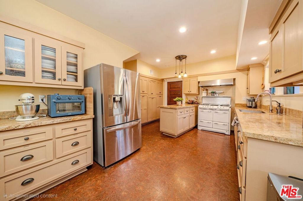 Image 12 of property listing at 163 S Kingsley Drive, Los Angeles, CA 90004