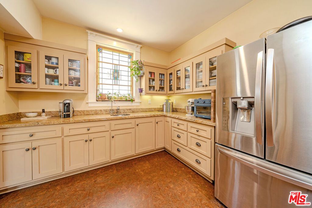 Image 15 of property listing at 163 S Kingsley Drive, Los Angeles, CA 90004