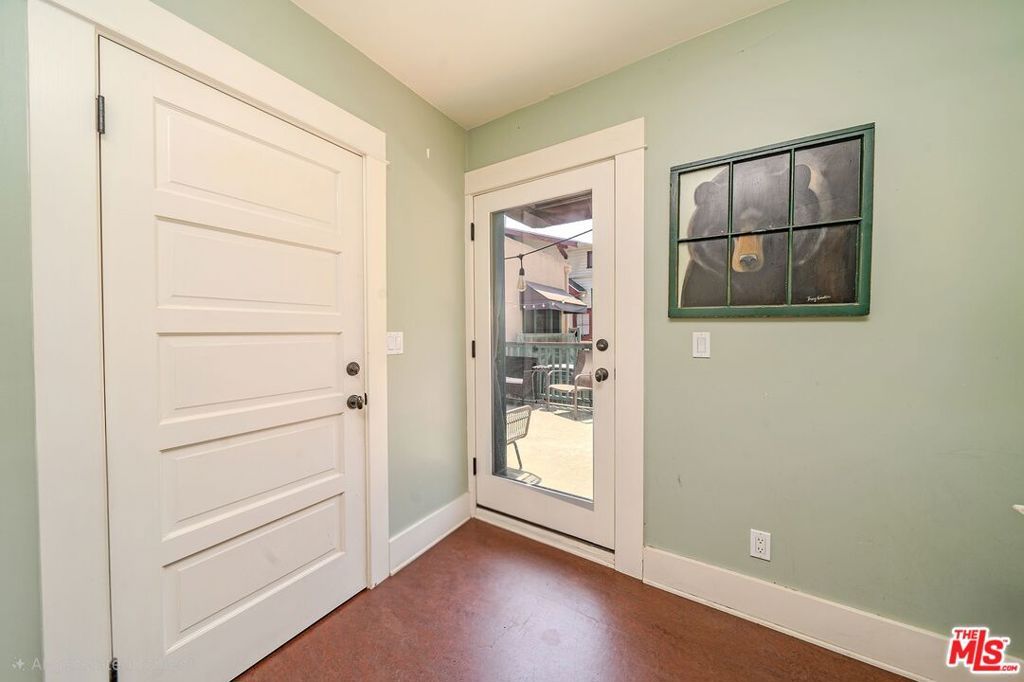 Image 21 of property listing at 163 S Kingsley Drive, Los Angeles, CA 90004